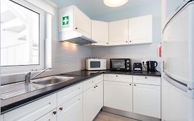 Mariners - Bright And Stylish Apartment - Walk To The Beach